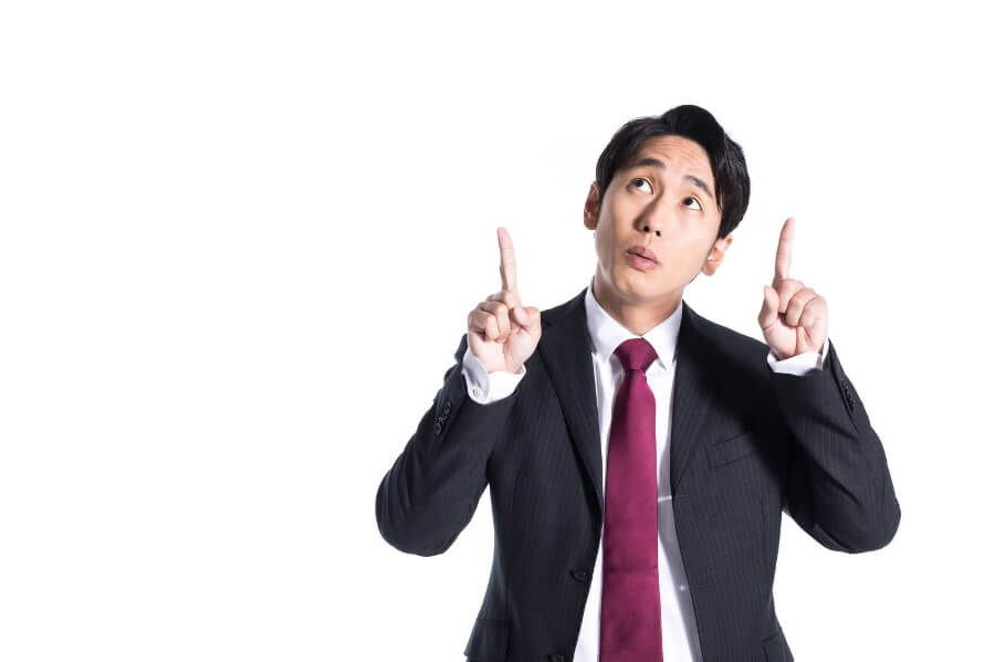 人差し指を立てた男性