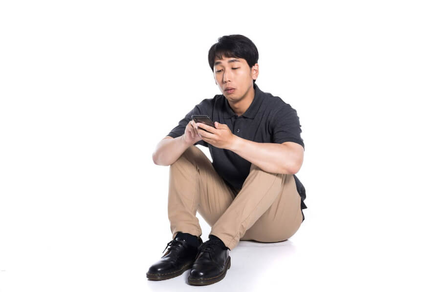 スマホで調べ事をする男性