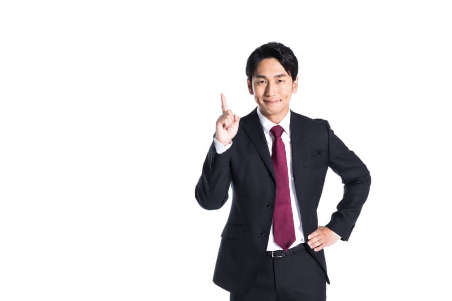 人差し指を立てた男性