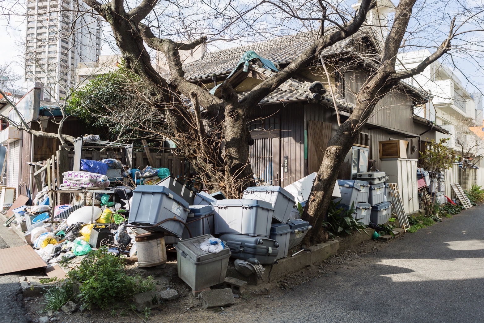 住宅の外側にまで広がるゴミと収納ボックス類