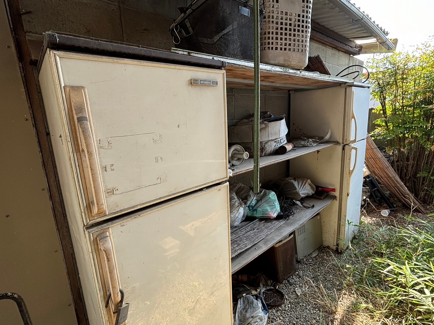 片付け前の空き家屋外