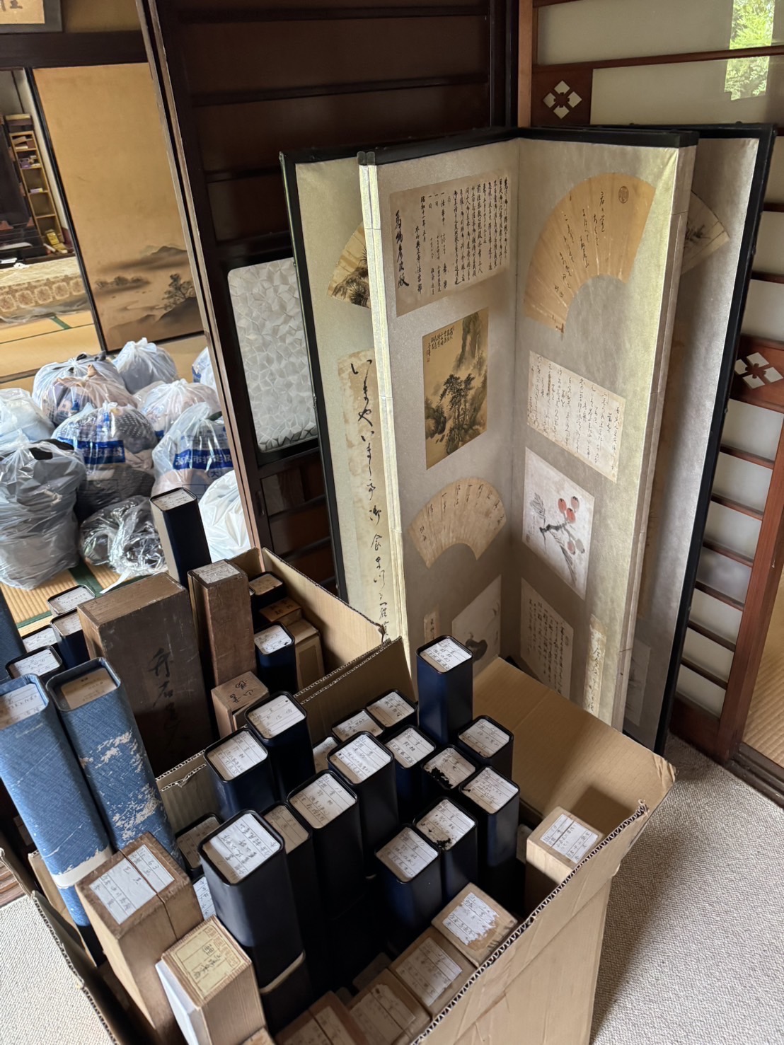 遺品整理前の骨董品