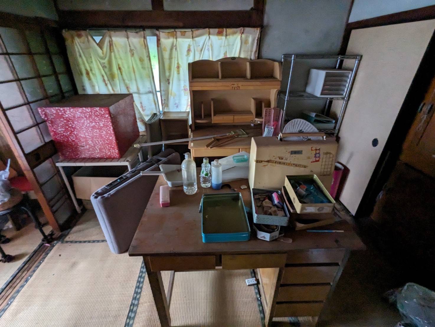 空き家に置いてある家具の様子