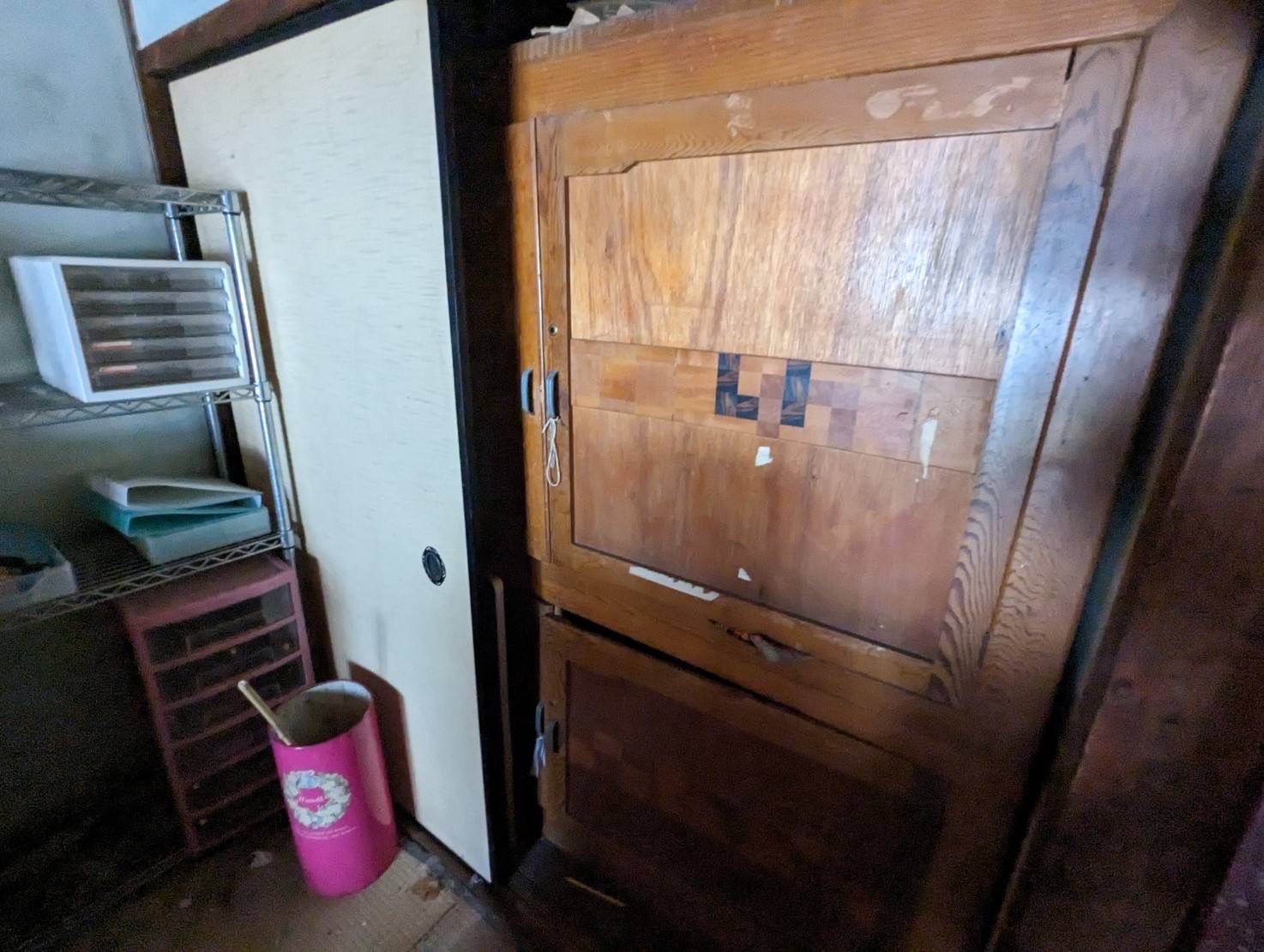 空き家に置いてある家具の様子
